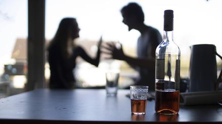 Familienkrankheit Alkohol: Viele Angehörige werden von der Sucht ihrer Verwandten oder Partner mit hinuntergezogen, bis sie sich selbst aufgeben.