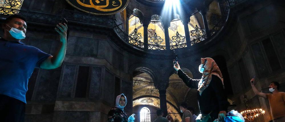 Gläubige besuchen die Hagia Sophia in Istanbul, die seit Juli als Moschee dient.