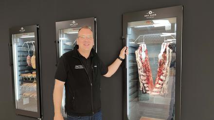 Olaf Mahr hat spezielle Kühlschränke einbauen lassen. Das Reifen entzieht dem Fleisch das Wasser, was den Geschmack intensivieren soll.