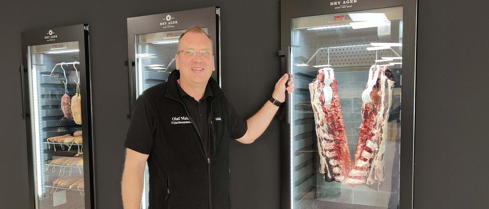 Olaf Mahr hat spezielle Kühlschränke einbauen lassen. Das Reifen entzieht dem Fleisch das Wasser, was den Geschmack intensivieren soll.