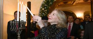Liebe, Freundschaft, Respekt. Amy Gutmann entzündet die Kerzen am Chanukka-Leuchter.