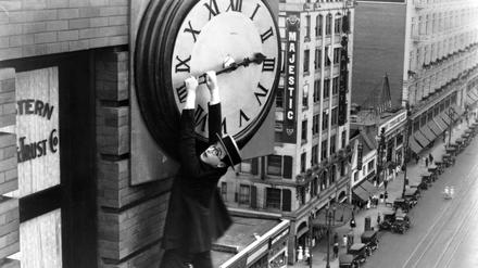 Stummfilmschauspieler Harold Clayton Lloyd kämpft im Film ‘Safety Last!’ von 1923 mit der Zeit – oder zumindest einer Wolkenkratzer-Uhr.