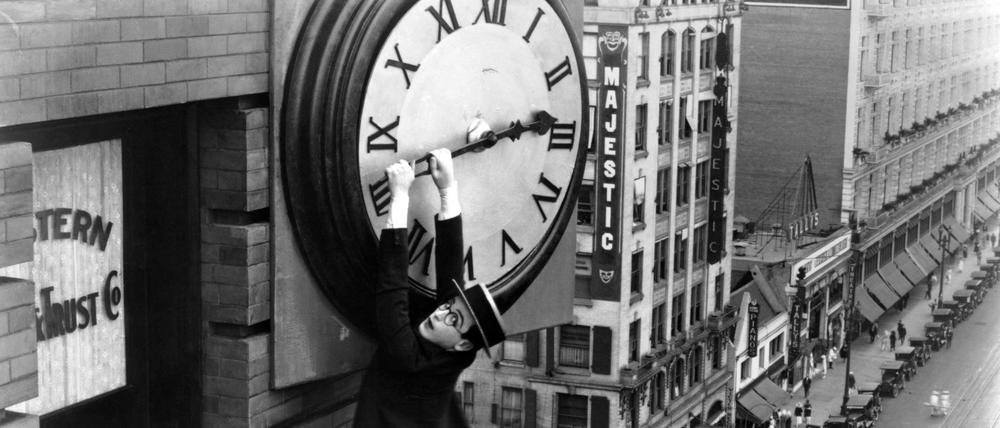 Stummfilmschauspieler Harold Clayton Lloyd kämpft im Film ‘Safety Last!’ von 1923 mit der Zeit – oder zumindest einer Wolkenkratzer-Uhr.