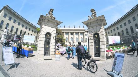 Das Hauptgebäude der Humboldt-Universität zu Berlin an der Straße Unter den Linden. 