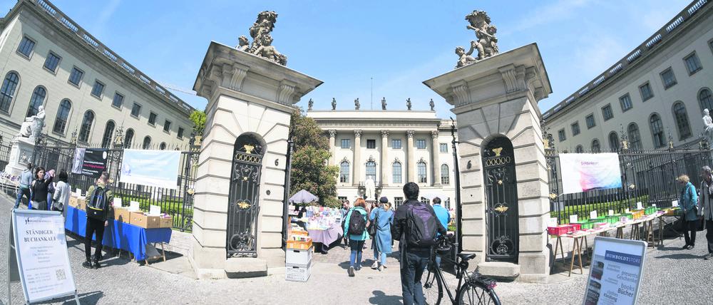 Das Hauptgebäude der Humboldt-Universität zu Berlin an der Straße Unter den Linden. 