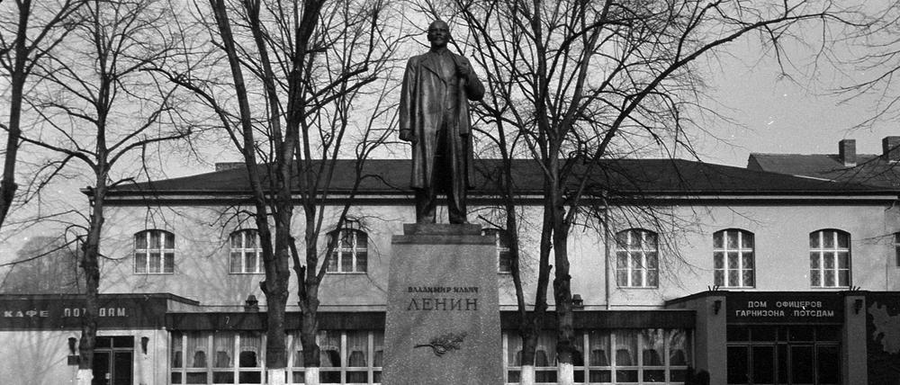 Haus der Offiziere in Potsdam mit Leninstatue nach Entwürfen des russischen Bildhauers Nikolai Tomsk im März 1990. Foto: Walter Wawra