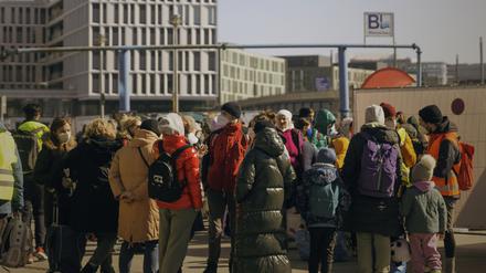 Auf dem Vorplatz des Berliner Hauptbahnhofs stehen Flüchtlinge aus der Ukraine für SIM-Karten an.