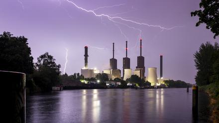 Gewitter entladen sich über dem Heizkraftwerk Lichterfelde in Berlin. Das Gas- und Dampfturbinen-Heizkraftwerk mit Kraft-Wärme-Kopplung wird mit Erdgas betrieben. Honorarpflichtig nach Anstrich Honorar