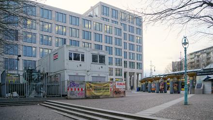 Container dienen seit Jahren der Baustellenlogistik auf dem Henriettenplatz in Halensee.