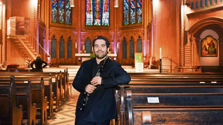 Der Klarinettist Nur Ben Shalom, aufgenommen am 29. Oktober 2020 in der Apostel-Paulus-Kirche in der Akazienstraße 18 in Berlin-Schöneberg. 

Foto: Kitty Kleist-Heinrich