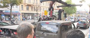 Die Verkehrssteuerung der BVG schreibt Knöllchen und lässt Falschparker von der Busspur abschleppen.