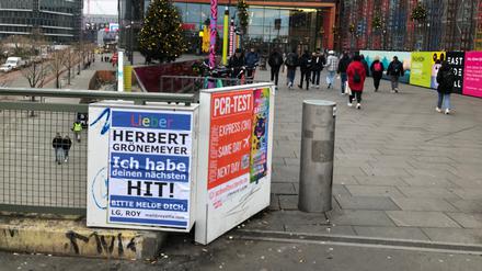 Auch in Berlin-Friedrichshain hängen die Rufe nach Herbert Grönemeyer.