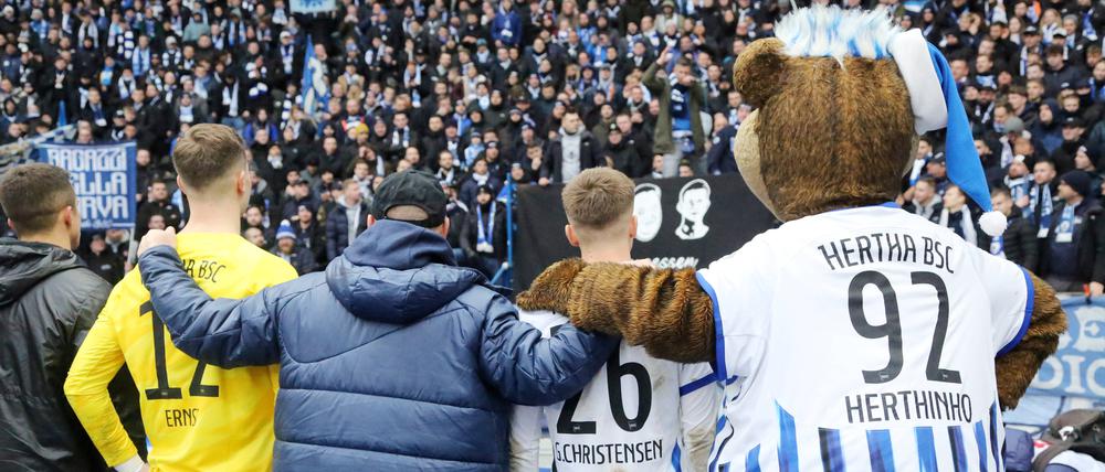 Neuer Zusammenhalt. Herthas Spieler wurden trotz des enttäuschenden Unentschiedens gegen den Tabellenletzten Osnabrück freundlich von den Fans in die Winterpause verabschiedet.