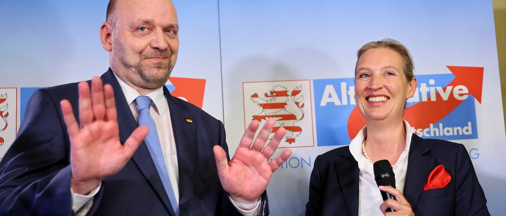 Robert Lambrou, Co-Landesvorsitzender der AfD Hessen, und Bundessprecherin Alice Weidel jubeln über die erste Prognose bei der Landtagswahl in Hessen.