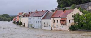 Hochwasser umgibt am 29. August die Häuser an der Inn-Promenade in österreichischen Schärding.