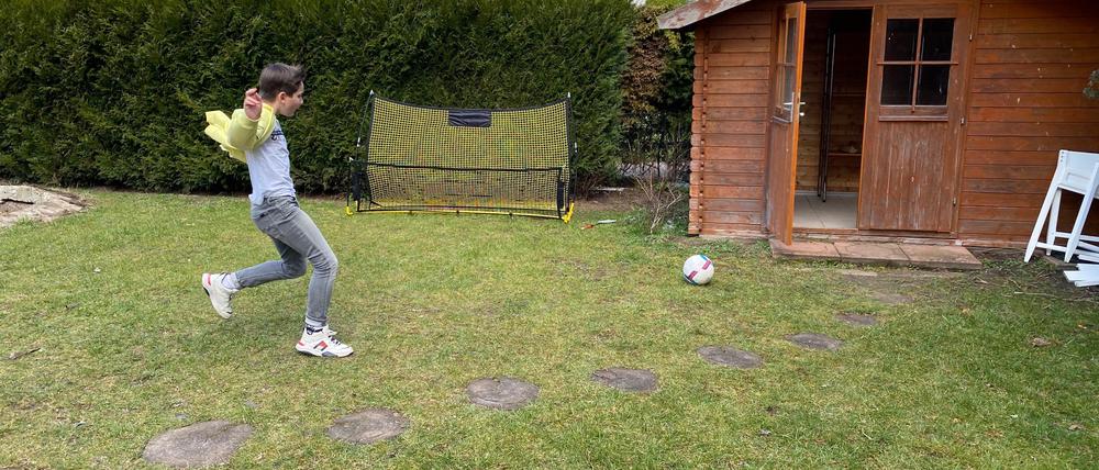 Im Garten haben die Kinder genug Platz, um Fußball zu spielen