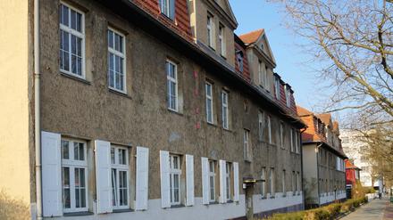 Das Bezirksamt Charlottenburg-Wilmersdorf wirft dem Eigentümer dieser Mietshäuser am Hohenzollerndamm eine „systematische Entmietung“ vor.