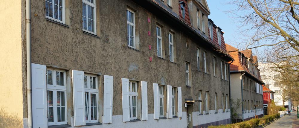 Das Bezirksamt Charlottenburg-Wilmersdorf wirft dem Eigentümer dieser Mietshäuser am Hohenzollerndamm eine „systematische Entmietung“ vor.
