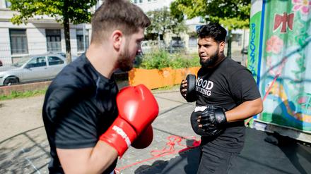 Aytac Alsancak (r.) und Oguzhan Demir, beide Boxtrainer im sogenannten Hood Training, trainieren auf dem Quartiersplatz im Stadtteil Lehe.