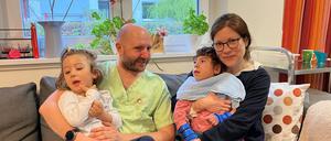 Kuscheln in der Wohnküche: Pflegefachkraft Dominic R. mit Niccolo, Katja Schröther mit Gabriel
