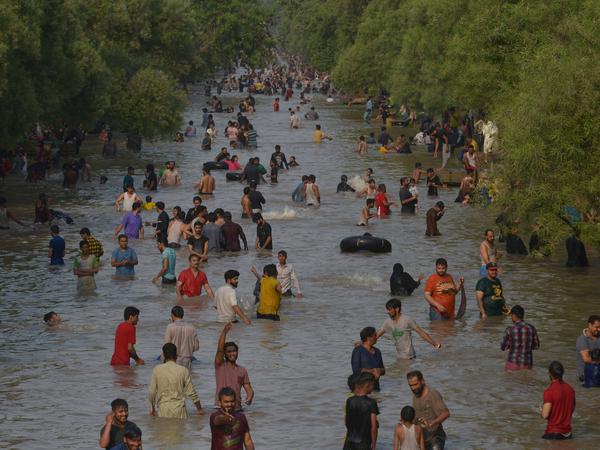 In Lahore in Pakistan kühlten sich Menschen bei über 45 Grad Celsius Außentemperatur in einem Kanal ab.