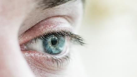 Ab einem Lebensalter von 40 Jahren lässt die Fähigkeit der Augenlinse nach, sich auf kurze Distanz scharfzustellen. 