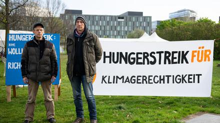Richard Cluse (l) und Wolfgang Metzeler befinden sich beide in einem Hungerstreik. 