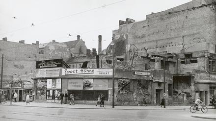 Im Krieg zerstört. Auch 1951 standen von dem Eckhaus Hauptstraße/Akazienstraße noch die Ruinen.