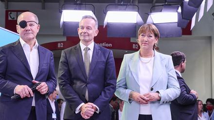 Verkehrsminister Volker Wissing (FDP) auf der Autoshow IAA, eingerahmt von Bundeskanzler Olaf Scholz (SPD) und Auto-Cheflobbyistin Hildegard Müller.