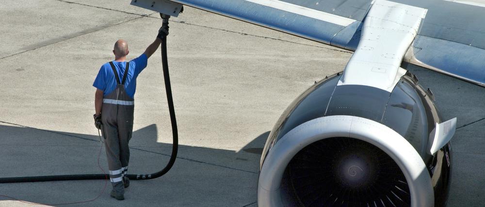 Betankt werden Flugzeuge auch in Zukunft, aber die Klimabilanz der Treibstoffe muss erheblich verbessert werden.