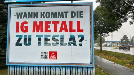 Auf einem Großplakat am Stadtrand von Frankfurt (Oder) steht «Wann kommt die IG Metall zu Tesla?» (Archivbild)