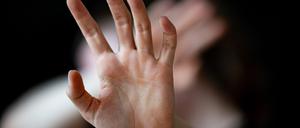 ARCHIV - 01.07.2023, Berlin: Eine Frau hält ihre Hände vor das Gesicht (Gestellte Szene). (zu dpa «Themis: Zahl von Beratungen gegen sexuelle Gewalt auf Rekordniveau») Foto: Fabian Sommer/dpa +++ dpa-Bildfunk +++