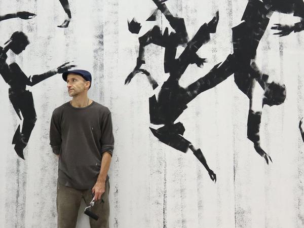 Danijel Žeželj vor einem Wandbild.