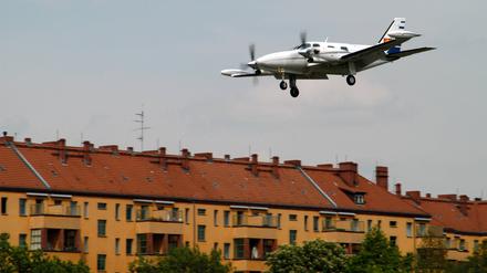 Über den Häusern: Neuköllner Einflugschneise für den Flughafen Tempelhof.