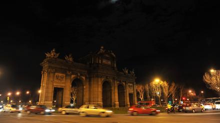 Im Schatten des Krieges. Spanische Monumente wie die Puerta de Alcalá in Madrid sollen nach 22 Uhr nicht mehr beleuchtet werden.