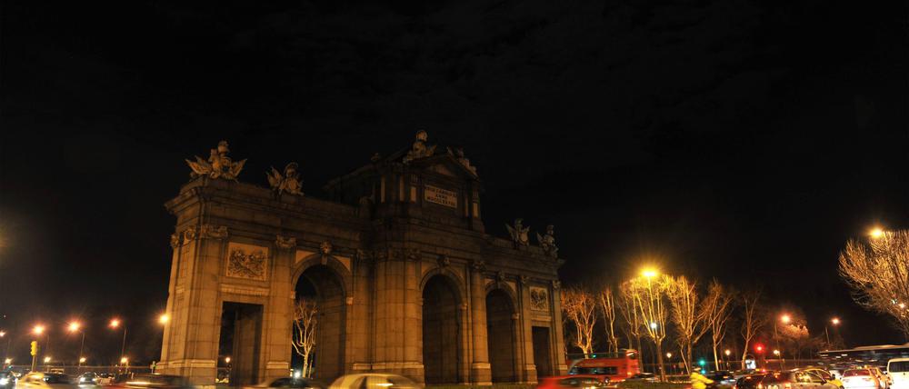 Im Schatten des Krieges. Spanische Monumente wie die Puerta de Alcalá in Madrid sollen nach 22 Uhr nicht mehr beleuchtet werden.
