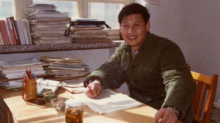 Xi Jinping 1983 als 29-jähriger Regionalbeamter in seinem Büro im Landkreis Zhengding, Provinz Hebei.