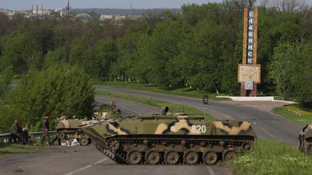 Ein Panzer steht auf der Schnellstraße H20 zwischen Slowjansk und Kramatorsk im Donbass, 2014.