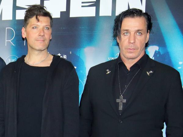 Rammstein-Schlagzeuger Christoph Schneider (links) und Till Lindemann bei der Filmpremiere eines Rammstein-Konzertfilms am 16. März 2017 in Berlin.
