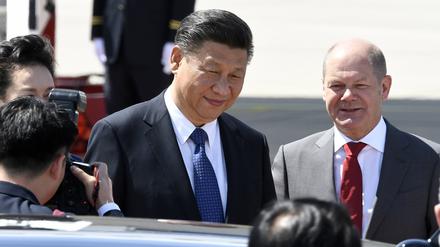 Xi Jinping und Olaf Scholz bei der Ankunft zum 12. G20-Gipfel 2017 auf dem Hamburg Airport. (Archivbild)

