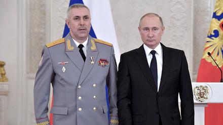 Wladimir Putin verleiht General Muradow den Titel „Held Russlands“. 
