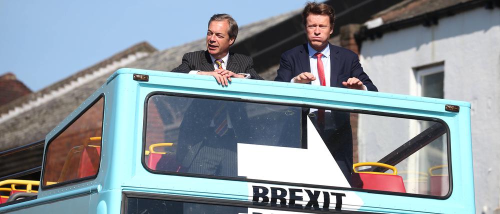 European Parliament election (left) Brexit Party leader Nigel Farage and Richard Tice arrive to Pontefract, West Yorkshire, in the Brexit bus while on the European Election campaign trail. Picture dated: Monday May 13, 2019. Photo credit should read: Isabel Infantes / EMPICS Entertainment. PUBLICATIONxINxGERxSUIxAUTxONLY Copyright: xIsabelxInfantesx 42845625  