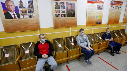 Russische Rekruten warten in St. Petersburg auf ihre Musterung (Archivbild).
