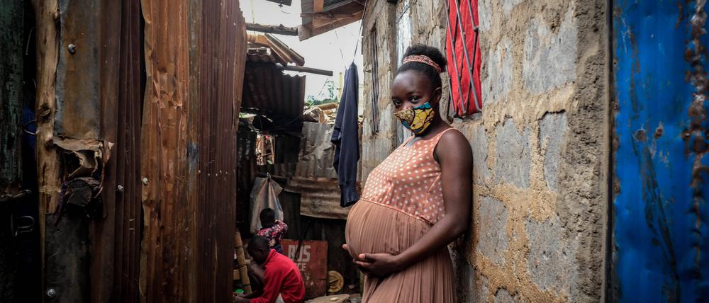 Mitten in der Pandemie, ist diese junge Frau in Nairobi, Kenia, im achten Monat schwanger.