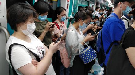 August 13, 2020, Hefei, China: People wearing face masks as a preventive measure look at their smartphones on the subway. .In China, Tencent s WeChat, bytedance s TikTok, alibaba s taobao alipay, and baidu s iQIYI are among the most popular smartphone apps used among the general public. Hefei China - ZUMAs197 20200813_zaa_s197_093 Copyright: xSheldonxCooperx 