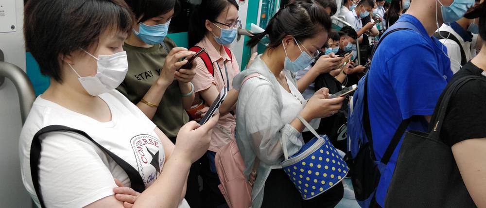 August 13, 2020, Hefei, China: People wearing face masks as a preventive measure look at their smartphones on the subway. .In China, Tencent s WeChat, bytedance s TikTok, alibaba s taobao alipay, and baidu s iQIYI are among the most popular smartphone apps used among the general public. Hefei China - ZUMAs197 20200813_zaa_s197_093 Copyright: xSheldonxCooperx 