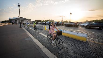 Mit dem Fahrrad geht’s in Paris mitunter schneller voran als mit dem Auto.
