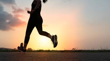 Wer schneller geht, hat offensichtlich auch sportlichere Synapsen, zeigt eine Studie.
