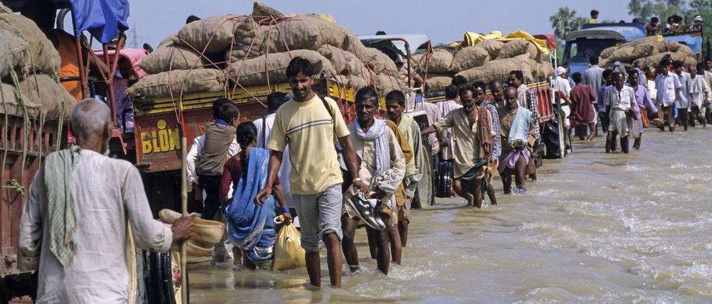 Transport von Hilfsgütern nach Monsunregen in Bihar, Indien.