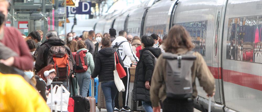 Reisende betreten einen ICE. Aktuell lockt die Deutsche Bahn mit einer Sparpreis-Aktion.